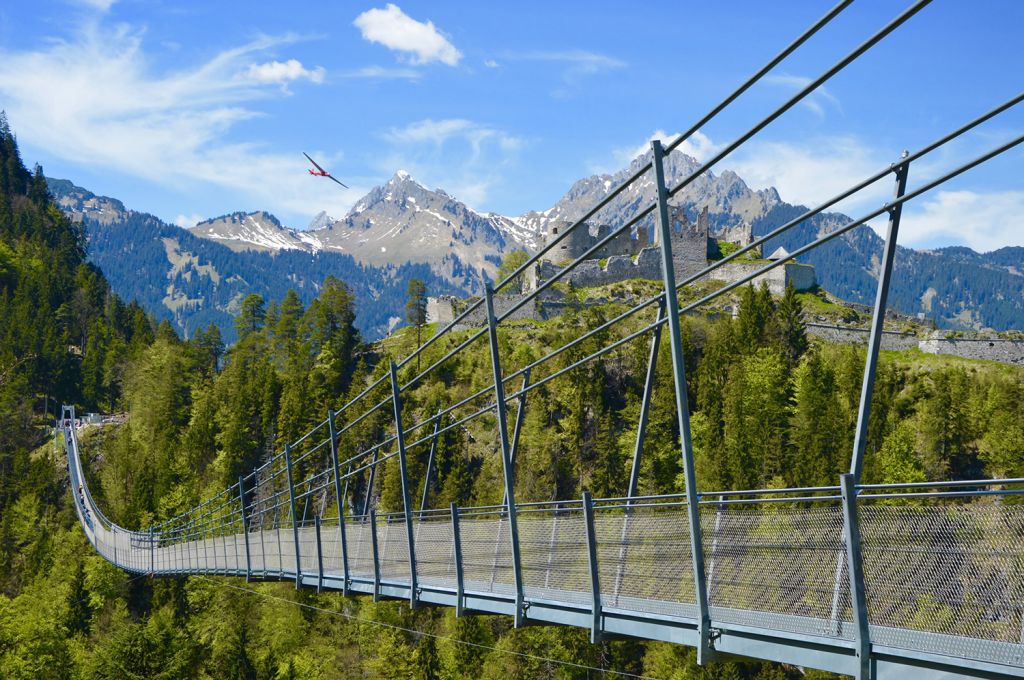 Traust Du Dich? - Sie hat einen Eintrag im Guinessbuch der Rekorde als „Längste Fußgängerbrücke der Welt im Tibetstyle“. Sie ist hoch. Und sie ist wackelig.  - © highline179